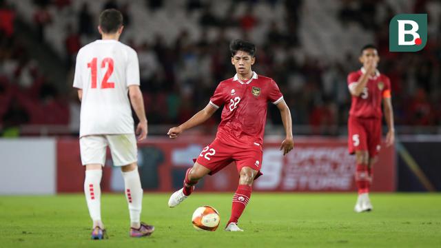 Pemain Timnas Indonesia U-22, Ananda Raehan Alief mengumpan bola saat laga uji coba internasional antara Timnas Indonesia U-22 melawan Timnas Lebanon U-22 di Stadion Utama Gelora Bung Karno (SUGBK), Senayan, Jakarta, Jumat (14/04/2023). Pertandingan ini menjadi salah satu bentuk persiapan untuk SEA Games 2023 di Kamboja. (Bola.com/Bagaskara Lazuardi)