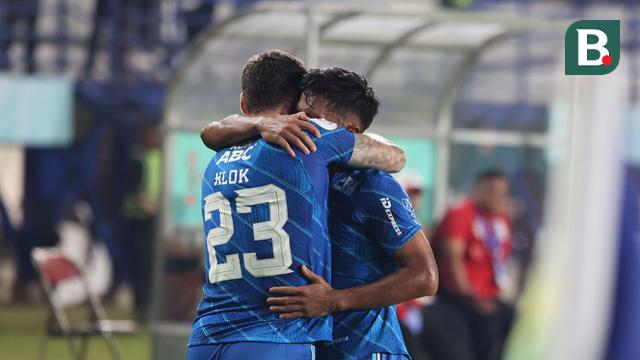 Selebrasi pemain Persib Bandung, Ciro Alves (kanan) bersama Marc Klok setelah mencetak gol pertama timnya ke gawang Bali United pada laga leg kedua semifinal Championship Series BRI Liga 1 2023/2024 di Stadion Si Jalak Harupat, Soreang, Kabupaten Bandung, Sabtu (18/5/2024). (Bola.com/Abdul Aziz)
