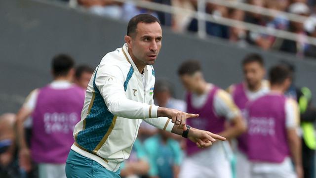 Sebelum namanya membuat sensasi baru sebagai pelatih berprestasi, Timur Kapadze mengukir riwayat karier yang terhitung mentereng ketika masih aktif bermain, baik itu di level klub maupun Timnas Uzbekistan. (AFP/ROMAIN PERROCHEAU)