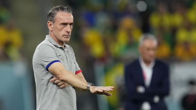 Pelatih kepala Korea Selatan, Paulo Bento memberikan arahan kepada pemainnya saat laga 16 besar Piala Dunia 2022 melawan Korea Selatan yang berlangsung di 974 Stadium, Selasa (06/12/2022). (AP/Manu Fernandez)