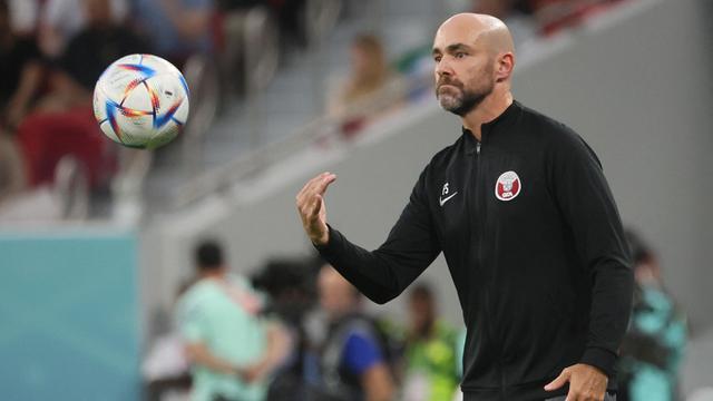 Timnas Qatar tampil buruk meski sebagai tuan rumah di Piala Dunia 2022. Bahkan, mereka gagal meraih satu poin pun di laga Grup A. Tidak mengherankan jika Qatar dicap sebagai tuan rumah terburuk sepanjang masa di Piala Dunia. Padahal, Felix Sanchez merupakan salah pelatih yang mendapatkan bayaran yang cukup tinggi, yakni 2,5 juta pound sterling atau Rp47 miliar per tahun. (AFP/Karim Jaafar)