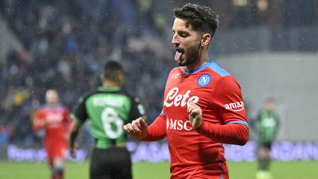 Dries Mertens. Striker Belgia berusia 34 tahun yang telah 9 musim bersama Napoli ini total mencetak 6 kali hattrick di serie A bersama Napoli. Bahkan ia mampu mencetak dua hattrick berurutan pada pekan ke-16 dan 17 Liga Italia musim 2016/2017 ke gawang Cagliari dan Torino. (AFP/Alberto Pizzoli)