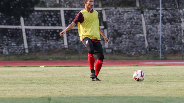 Pemain baru Persis Solo, Eky Taufik dalam sesi latihan di Stadion UNS. (Dok Persis Solo)