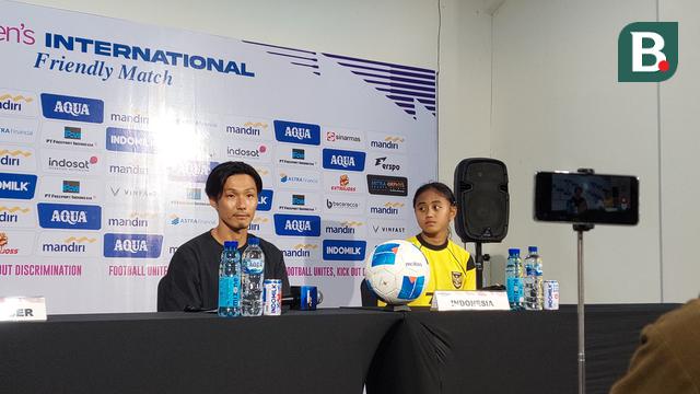 Pelatih Timnas Putri Indonesia, Akira Higashiyama (kiri), dalam sesi konferensi setelah pertandingan uji coba melawan Nepal di Stadion Maguwoharjo, Sleman, Rabu (26/11/2025). (Bola.com/Ana Dewi)