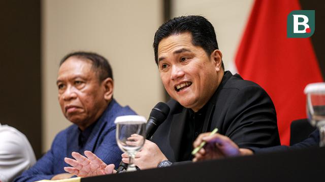 Ketua Umum PSSI, Erick Thohir (kanan) memberikan keterangan di samping Waketum PSSI, Zainudin Amali dalam konferensi pers terkait rencana baru perkembangan Timnas Indonesia yang berlangsung di Menara Danareksa, Kemayoran, Jakarta Pusat, Senin (06/01/2025). (Bola.com/Bagaskara Lazuardi)
