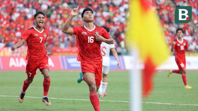 Pemain Timnas Indonesia U-22, Muhammad Ferarri melakukan selebrasi bersama setelah mencetak gol kedua timnya ke gawang Timnas Vietnam U-22 pada laga semifinal sepak bola SEA Games 2023 di Olympic Stadium, Phnom Penh, Kamboja, Sabtu (13/05/2023). (Bola.com/Abdul Aziz)