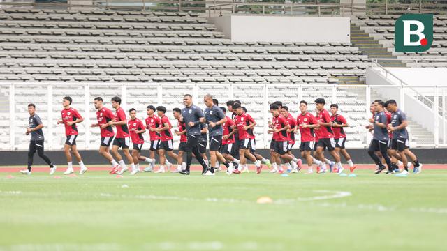 Timnas Indonesia U-22 berlatih di Stadion Madya, Jakarta, Rabu (26/11/2025). (Bola.com/Abdul Aziz)