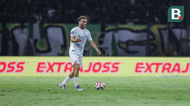 Pemain PSIM Yogyakarta, Ze Valente, saat timnya melawan Persebaya Surabaya pada BRI Super League 2025/2026 di Stadion Gelora Bung Tomo, Surabaya, Jumat (8/8/2025). (Bola.com/Abdul Aziz)