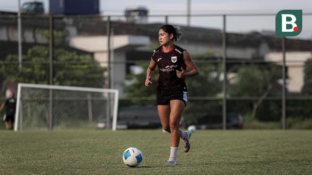 Pemain Timnas Indonesia, Zahra Muzdalifah menggiring bola saat latihan jelang Kualifikasi Piala Asia 2026 yang berlangsung di lapangan latih Jakarta International Stadium (JIS), Jakrata Utara, Jumat (20/06/2025). (Bola.com/Bagaskara Lazuardi)