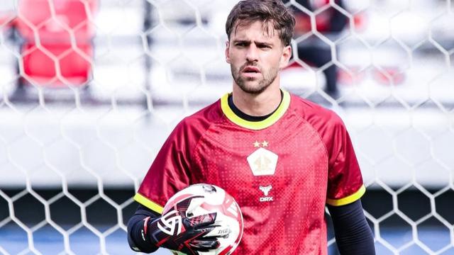 Kiper Persik Kediri, Leo Navacchio, tampil heroik saat timnya menahan Bali United 1-1 pada pekan perdana BRI Super League 2025/2026 di Stadion Kapten I Wayan Dipta Gianyar, Bali, Minggu (10/8/2025). (Bola.com/Gatot Sumitro)