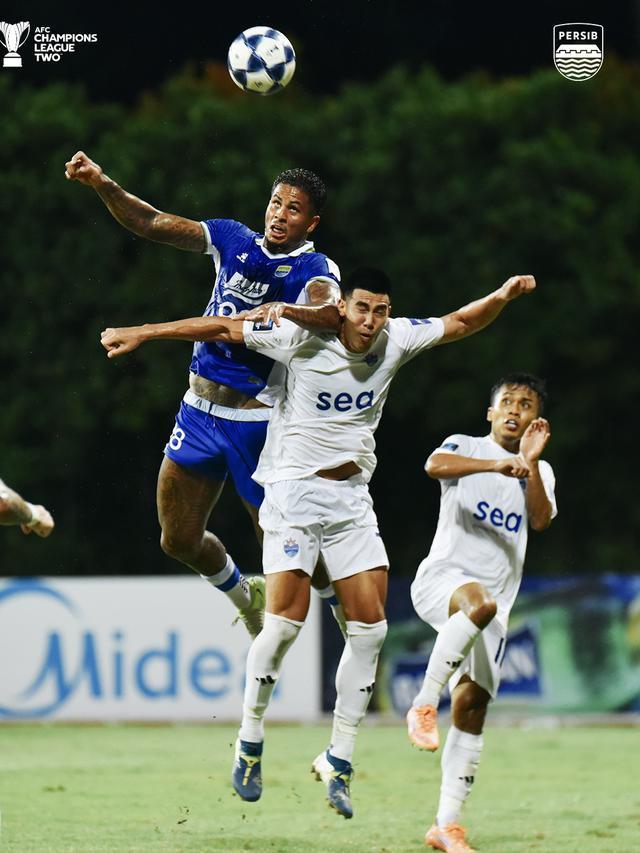 Persib Bandung menelan kekalahan 2-3 dari Lion City Sailors pada laga kelima Grup G AFC Champions League Two di Bishan Stadium, Singapura, Rabu (26/11/2025) malam WIB. (dok. Persib Bandung)