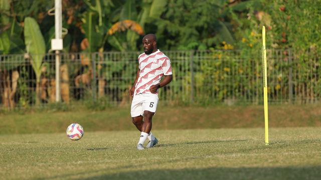 Gelandang asing Persis Solo, Fuad Sule, ketika tengah menjalani sesi pemusatan latihan (TC) di Yogyakarta pada masa pramusim menuju ajang Super League 2025/2026. (dok. Persis Solo)