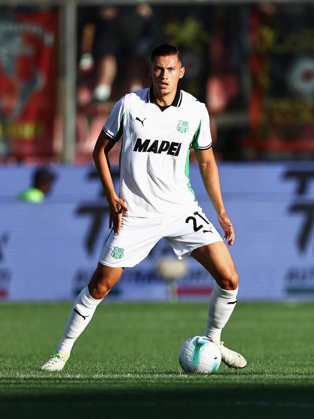 Aksi Jay Idzes bersama Sassuolo saat bertandang ke markas Cremonese dalam laga pekan kedua Serie A 2025/2025, Jumat (29/8/2025). (Instagram Jay Idzes)