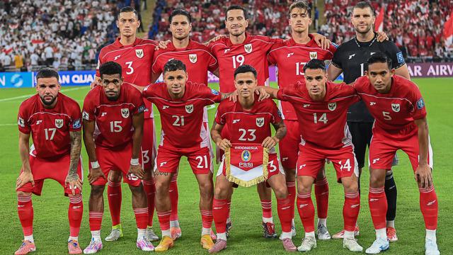 Para pemain Timnas Indonesia berpose untuk foto bersama sebelum pertandingan babak keempat Grup B Kualifikasi Piala Dunia 2026 zona Asia antara Irak dan Indonesia di Stadion Alinma Bank, King Abdullah Sports City, Jeddah, Arab Saudi, Minggu (12-10-2025) dini hari WIB. (Foto AP/Ali Issa)