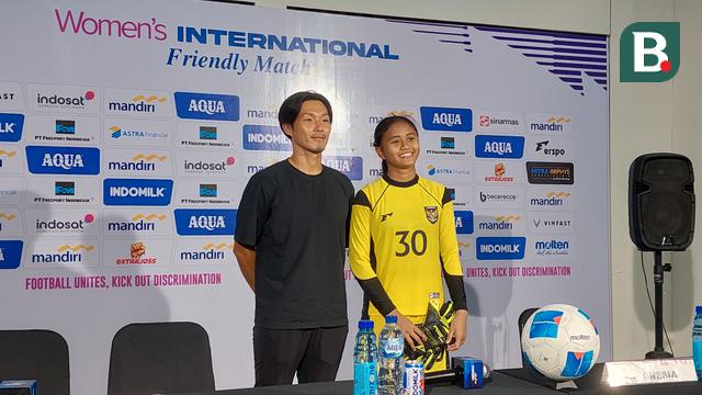 Pelatih Timnas Indonesia Putri, Akira Higashiyama, bersama kiper Alleana Ayu Arumy. (Bola.com/Ana Dewi)