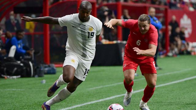 Gelandang Curacao, Gervane Kastaneer (kiri), berebut bola dengan gelandang Kanada, Samuel Piette, selama pertandingan Concacaf Nations League antara Kanada dan Curacao di stadion BC Place di Vancouver, British Columbia, Kanada, pada 9 Juni 2022. (Don MacKinnon/AFP)