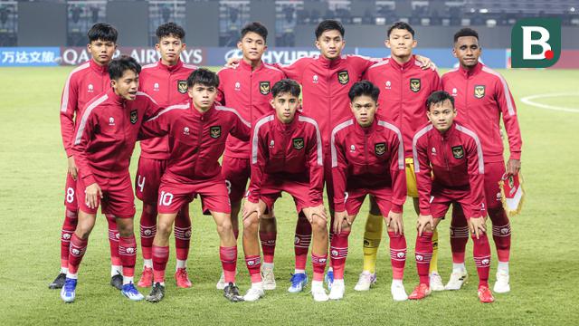 Para pemain starting XI Timnas Indonesia U-17 berfoto sebelum dimulainya laga pertama Grup A Piala Dunia U-17 menghadapi Timnas Ekuador U-17 di Stadion Gelora Bung Tomo, Surabaya, Jumat (10/11/2023) malam WIB. (Bola.com/Bagaskara Lazuardi)