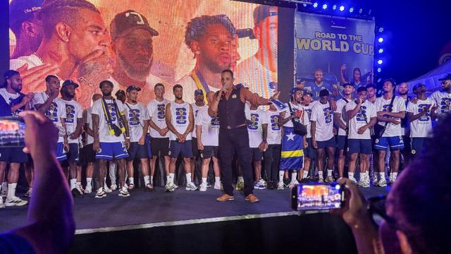 Para pemain Timnas Curacao menghadiri perayaan setelah tiba di Willemstad, Karibia Belanda, setelah lolos kualifikasi Piala Dunia FIFA 2026, pada 19 November 2025. (Angel Batta/AFP)