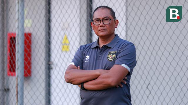 Kepala Badan Tim Nasional (BTN), Sumardji memberikan keterangan di depan wartawan saat latihan perdana Timnas Indonesia U-23 untuk Piala AFF U-23 di Lapangan A, Senayan, Jakarta, Kamis (10/08/2023). (Bola.com/Bagaskara Lazuardi)