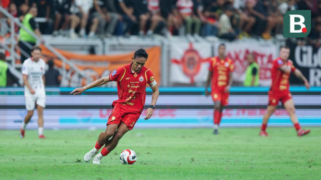 Kapten Persija Jakarta, Rizky Ridho, menggiring bola saat berhadapan dengan Bali United di Jakarta International Stadium (JIS), Minggu (14/9/2025) malam WIB. (Bola.com/M. Iqbal Ichsan)