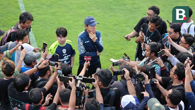 Pelatih kepala Timnas Indonesia, Shin Tae-yong dikerumuni para wartawan usai sesi latihan di Lapangan A, Kompleks Gelora Bung Karno, Senayan, Jakarta, Sabtu (31/8/2024) sebagai persiapan jelang menghadapi Arab Saudi pada putaran ketiga kualifikasi Piala Dunia 2026 zona Asia. (Bola.com/Abdul Aziz)