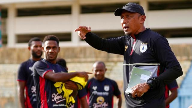 Rahmad  Darmawan memimpin sesi latihan Persipura Jayapura di Stadion Mandala, Jayapura, Selasa (14/10/2025) (Dok. Persipura)