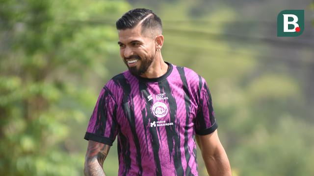 Julian Guevara jadi pemain baru yang kini jadi salah satu ruh permainan Arema FC. (Bola.com/Iwan Setiawan)