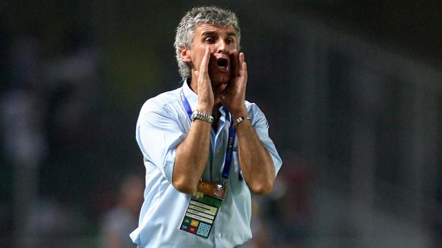 Ivan Kolev. Pelatih asal Bulgaria ini menjadi pelatih kedua yang mampu mengantar Timnas Indonesia menggapai posisi runner-up pada Piala AFF 2002. Dalam ajang yang merupakan edisi keempat dan digelar di Jakarta, Indonesia kembali kalah dari Thailand melalui adu penalti 2-4 (2-2). (AFP/Jewel Samad)