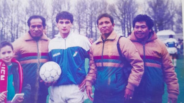 Simson Rumahpasal, Gerald Vanenburg, Gusnul Yakin, dan almarhum Ali Rahman di Camp Latihan PSV Eindhoven. (Bola.com/Dok. Pribadi Gusnul Yakin)