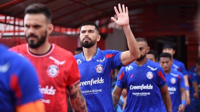 Gelandang Arema, Julian Guevara, saat bermain di Stadion Soepriadi, Kota Blitar. (Bola.com/Iwan Setiawan)