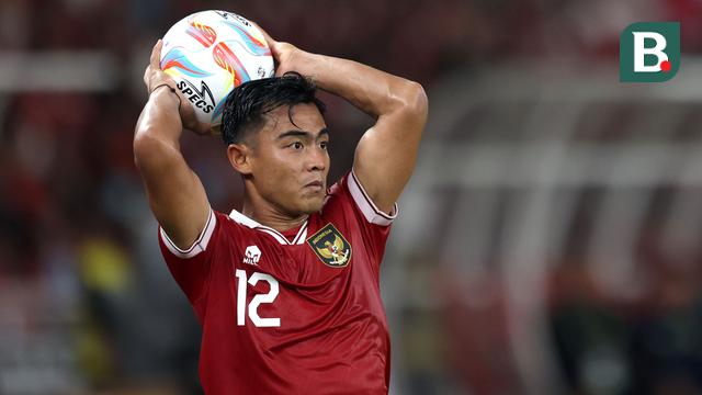 Pemain Timnas Indonesia, Pratama Arhan, melakukan lemparan ke dalam pada laga FIFA Matchday melawan Argentina yang berlangsung di Stadion Utama Gelora Bung Karno (SUGBK), Senayan, Jakarta, Senin (19/06/2023). (Bola.com/Bagaskara Lazuardi)