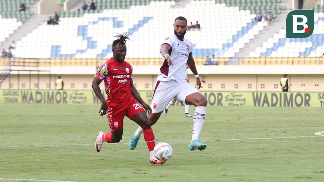 Pemain Persis Solo, Moussa Sidibe (kiri) mengusasai bola dibayangi pemain PSM Makassar, Yuran Fernandes, pada laga matchday kedua Grup A Piala Presiden 2024 di Stadion Si Jalak Harupat, Soreang, Kabupaten Bandung, Senin (22/7/2024). (Bola.com/Abdul Aziz)