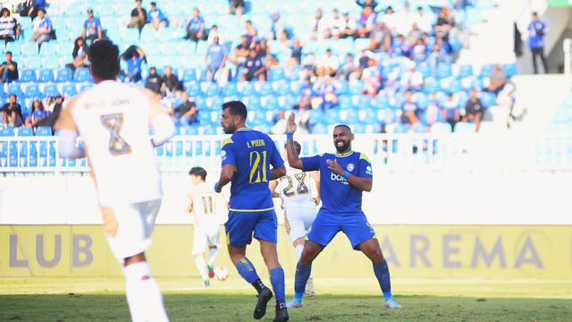 Dua pemain asing Arema FC, Dalberto Luan dan Ian Puleio, sempat memperlihatkan ego masing-masing melawan Dewa United di BRI Super League 2025/2026. (Bola.com/Iwan Setiawan)