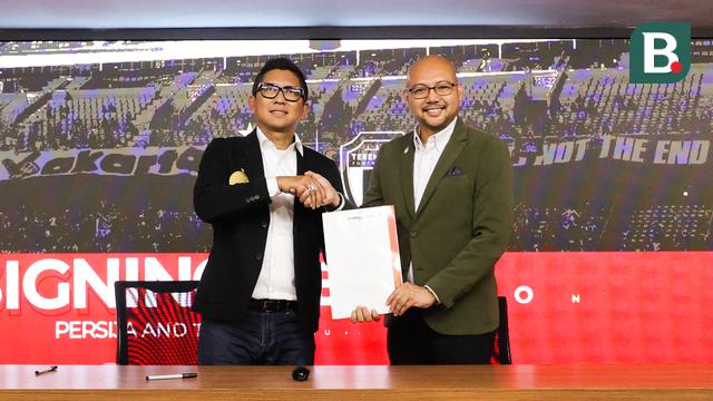 Direktur Persija Jakarta, Mohamad Prapanca (kiri) dan CEO Trengganu FC, Tuan Sheikh Farouk berjabat tangan menandai kerja sama antara Persija Jakarta dan Trengganu FC yang bertempat di Kantor Persija, Jakarta, pada Jumat (28/11/2025).