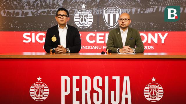 Direktur Persija Jakarta, Mohamad Prapanca (kiri) dan CEO Trengganu FC, Tuan Sheikh Farouk saat acara penandatanganan MoU kerja sama antara Persija Jakarta dan Trengganu FC yang bertempat di Kantor Persija, Jakarta, pada Jumat (28/11/2025).