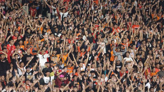 Hingga akhir pertandingan, Persija mampu mempertahankan keunggulan dua gol ini. Tampak dalam foto, pendukung Persija saat menyaksikan pertandingan pekan ke-14 BRI Super League musim 2025/2026 di Stadion Utama Gelora Bung Karno, Jakarta, Jumat (28/11/2025). (Bola.com/M Iqbal Ichsan)