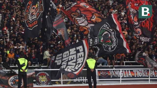 Para pendukung Persija Jakarta, Jakmania saat mendukung tim kesayangannya menghadapi Persis Solo pada laga pekan ke-31 BRI Liga 1 2023/2024 di Stadion Utama Gelora Bung Karno (SUGBK) Senayan, Jakarta, Rabu (17/4/2024) malam WIB. (Bola.com/M Iqbal Ichsan)