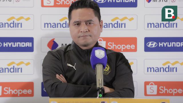 Pelatih Timnas Malaysia U-23, Mohd Nafuzi Bin Muhammad Zain, dalam sesi konferensi pers menjelang Piala AFF U-23 2025 di Stadion Utama Gelora Bung Karno, Senin (14/7/2025). (Bola.com/Abdul Azis)