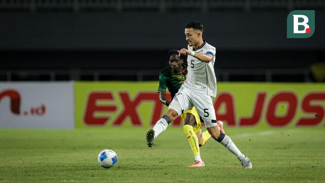 Aksi kapten Timnas Indonesia U-22, Ivar Jenner dalam laga uji coba melawan Mali di Stadion Pakansari. Bogor, Selasa (15/11/2025). (Bola.com/Bagaskara Lazuardi)