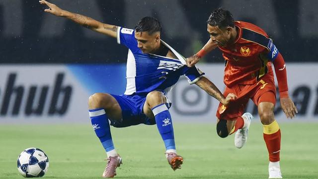 Bek kanan Persib Bandung, Eliano Reijnders mendapatkan tarikan dari winger Selangor FC, Faisal Halim dalam laga ketiga Grup G AFC Champions League 2 2025/2026 di Stadion Gelora Bandung Lautan Api, Bandung, Kamis (23/10/2025). (Dok. Persib).