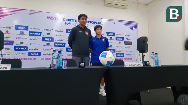 Pelatih Timnas Chinese Taipei Putri, Prasobchoke Chokemor, dan pemainnya Chen Ying Hui pada sesi konferensi pers menjelang pertandingan uji coba melawan Timnas Indonesia Putri di Stadion Maguwoharjo, Sleman, Jumat (28/11/2025). (Bola.com/Ana Dewi)