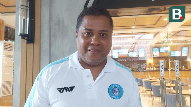Pelatih PSBS Biak, Divaldo Alves. (Bola.com/Ana Dewi)