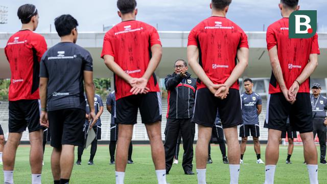 Timnas Indonesia U-22 melakukan latihan perdana untuk persiapan SEA Games 2025 yang berlangsung di Stadion Madya, Kompleks Stadion Utama Gelora Bung Karno (SUGBK), Senayan, Jakarta, Selasa (11/11/2025). Dion Markx, Ivar Jenner, hingga Mauro Zjilstra. Ada pula wajah baru yang ikut dalam latihan tersebut yaitu, Luke Keet yang bermain di Liga Yunani dan dua pemain Liga Filipina, Reycredo Bukit dan Muhammad Mishbah. (Bola.com/Bagasakara Lazuardi)