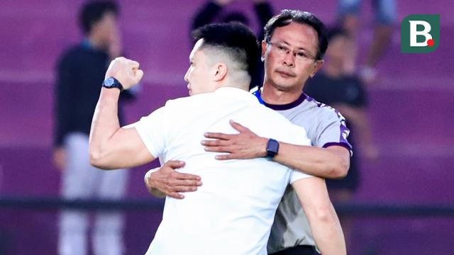 Pelatih Persik Kediri, Ong Kim Swee (kanan), dipeluk oleh Arthur Irawan. (Bola.com/Gatot Sumitro)