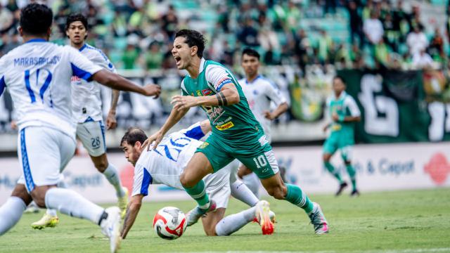 Bruno Moreira dalam pertandingan BRI Super League, Persebaya Surabaya vs Arema FC, di Stadion Gelora Bung Tomo, Surabaya, Sabtu (22-11-2025). (Dok. persebaya.id)