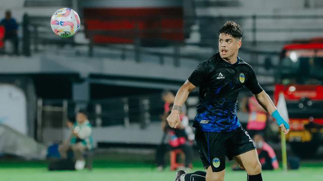 Aksi pemain PSIM Yogyakarta, Rafinha, pada laga uji coba pramusim melawan Bali United (Ofisial X PSIM, @PSIMJOGJA)