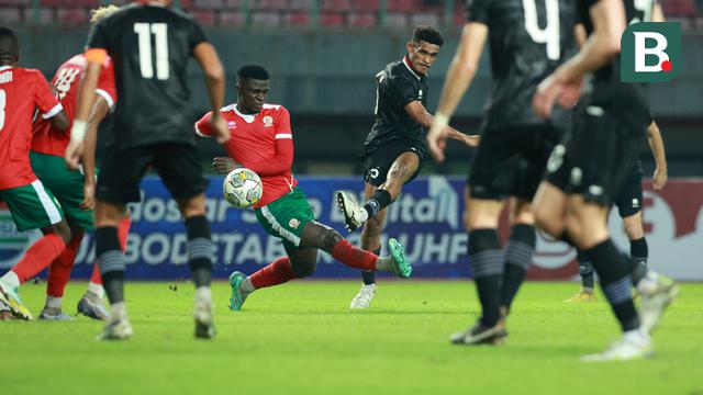 Pemain Timnas Indonesia, Ricky Kambuaya (tengah) melepaskan tendangan ke gawang Burundi pada laga kedua persahabatan FIFA Matchday di Stadion Patriot Candrabhaga, Bekasi, Selasa (28/3/2023) malam WIB. (Bola.com/M Iqbal Ichsan)