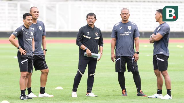 Indra Sjafri bersama jajaran pelatih Timnas Indonesia U-22 saat latihan di Stadion Madya, Senayan, Jakarta, Rabu (26/11/2025) jelang keberangkatan ke SEA Games 2025.