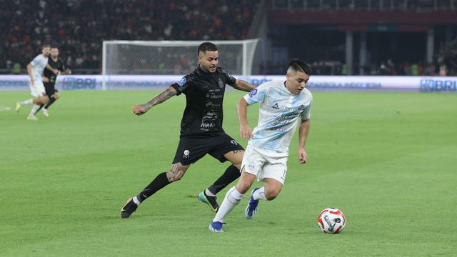 Tampil di depan pendukung sendiri, Persija tampil agresif sejak menit awal pertandingan. Tampak dalam foto, pemain depan Persija, Emaxwell Souza De Lima (Maxwell - kanan) berebut bola dengan gelandang PSIM, Norberto Ezequiel Vidal (Pulga Vidal) pada pertandingan pekan ke-14 BRI Super League musim 2025/2026 di Stadion Utama Gelora Bung Karno, Jakarta, Jumat (28/11/2025). (Bola.com/M Iqbal Ichsan)