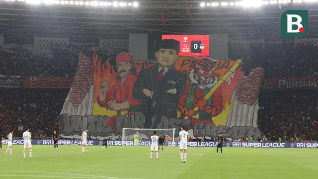 Atmosfer edan dalam laga pekan ke-14 BRI Super League 2025/2026 antara Persija Jakarta kontra PSIM Yogyakarta. Laga ini digelar di Stadion Utama Gelora Bung Karno, Jakarta, Jumat (28/11/2025).